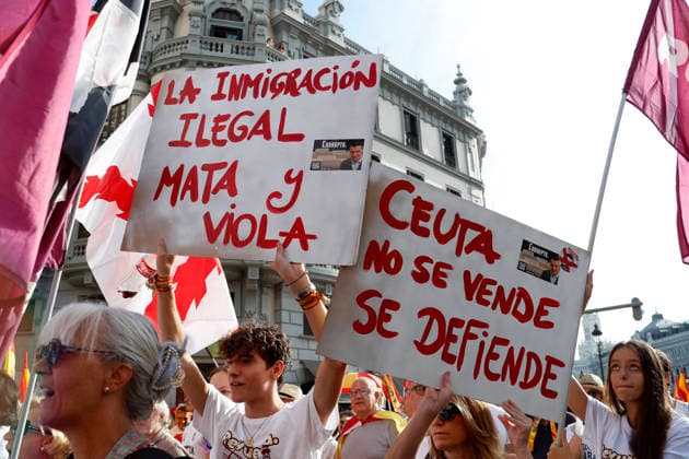September 26, 2026, Madrid, Community Of Madrid, Spain: Thousands of demonstrators march through central Madrid during the II Marcha por la Dignidad (II March for Dignity) in support of the autonomous city of Ceuta on Saturday, September 26, 2026, in Madrid, Spain. Organized by civil society platforms, the mobilization primarily focused on defending the Spanish borders in North Africa following a wave of irregular migration. The protests were triggered by the border breaches registered on July 30 and 31, 2026, when mass attempts were made to enter the Spanish enclave. As a secondary demand, protesters called for the immediate scheduling of general elections, criticizing the national government s handling of the migration crisis and border  - ZUMAo127 20260926_zep_o127_013 Copyright: xHugoxOrtunox