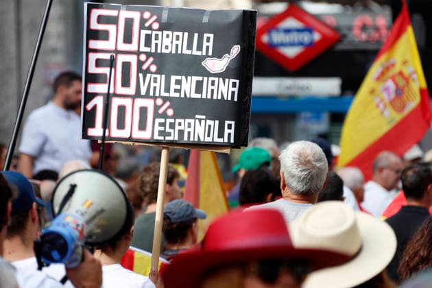September 26, 2026, Madrid, Community Of Madrid, Spain: Thousands of demonstrators march through central Madrid during the II Marcha por la Dignidad (II March for Dignity) in support of the autonomous city of Ceuta on Saturday, September 26, 2026, in Madrid, Spain. Organized by civil society platforms, the mobilization primarily focused on defending the Spanish borders in North Africa following a wave of irregular migration. The protests were triggered by the border breaches registered on July 30 and 31, 2026, when mass attempts were made to enter the Spanish enclave. As a secondary demand, protesters called for the immediate scheduling of general elections, criticizing the national government s handling of the migration crisis and border  - ZUMAo127 20260926_zep_o127_039 Copyright: xHugoxOrtunox