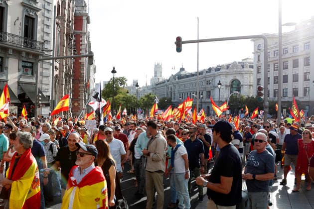 September 26, 2026, Madrid, Community Of Madrid, Spain: Thousands of demonstrators march through central Madrid during the II Marcha por la Dignidad (II March for Dignity) in support of the autonomous city of Ceuta on Saturday, September 26, 2026, in Madrid, Spain. Organized by civil society platforms, the mobilization primarily focused on defending the Spanish borders in North Africa following a wave of irregular migration. The protests were triggered by the border breaches registered on July 30 and 31, 2026, when mass attempts were made to enter the Spanish enclave. As a secondary demand, protesters called for the immediate scheduling of general elections, criticizing the national government s handling of the migration crisis and border - ZUMAo127 20260926_zep_o127_011 Copyright: xHugoxOrtunox