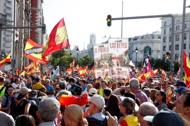 September 26, 2026, Madrid, Community Of Madrid, Spain: Thousands of demonstrators march through central Madrid during the II Marcha por la Dignidad (II March for Dignity) in support of the autonomous city of Ceuta on Saturday, September 26, 2026, in Madrid, Spain. Organized by civil society platforms, the mobilization primarily focused on defending the Spanish borders in North Africa following a wave of irregular migration. The protests were triggered by the border breaches registered on July 30 and 31, 2026, when mass attempts were made to enter the Spanish enclave. As a secondary demand, protesters called for the immediate scheduling of general elections, criticizing the national government s handling of the migration crisis and border - ZUMAo127 20260926_zep_o127_012 Copyright: xHugoxOrtunox