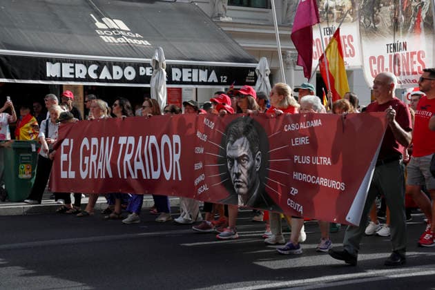 September 26, 2026, Madrid, Community Of Madrid, Spain: Thousands of demonstrators march through central Madrid during the II Marcha por la Dignidad (II March for Dignity) in support of the autonomous city of Ceuta on Saturday, September 26, 2026, in Madrid, Spain. Organized by civil society platforms, the mobilization primarily focused on defending the Spanish borders in North Africa following a wave of irregular migration. The protests were triggered by the border breaches registered on July 30 and 31, 2026, when mass attempts were made to enter the Spanish enclave. As a secondary demand, protesters called for the immediate scheduling of general elections, criticizing the national government s handling of the migration crisis and border  - ZUMAo127 20260926_zep_o127_017 Copyright: xHugoxOrtunox