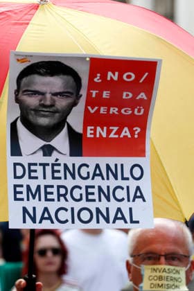 September 26, 2026, Madrid, Community Of Madrid, Spain: Thousands of demonstrators march through central Madrid during the II Marcha por la Dignidad (II March for Dignity) in support of the autonomous city of Ceuta on Saturday, September 26, 2026, in Madrid, Spain. Organized by civil society platforms, the mobilization primarily focused on defending the Spanish borders in North Africa following a wave of irregular migration. The protests were triggered by the border breaches registered on July 30 and 31, 2026, when mass attempts were made to enter the Spanish enclave. As a secondary demand, protesters called for the immediate scheduling of general elections, criticizing the national government s handling of the migration crisis and border  - ZUMAo127 20260926_zep_o127_053 Copyright: xHugoxOrtunox