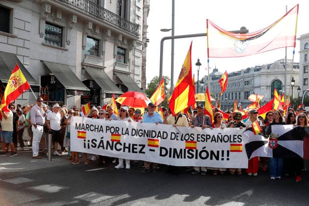 September 26, 2026, Madrid, Community Of Madrid, Spain: Thousands of demonstrators march through central Madrid during the II Marcha por la Dignidad (II March for Dignity) in support of the autonomous city of Ceuta on Saturday, September 26, 2026, in Madrid, Spain. Organized by civil society platforms, the mobilization primarily focused on defending the Spanish borders in North Africa following a wave of irregular migration. The protests were triggered by the border breaches registered on July 30 and 31, 2026, when mass attempts were made to enter the Spanish enclave. As a secondary demand, protesters called for the immediate scheduling of general elections, criticizing the national government s handling of the migration crisis and border  - ZUMAo127 20260926_zep_o127_018 Copyright: xHugoxOrtunox