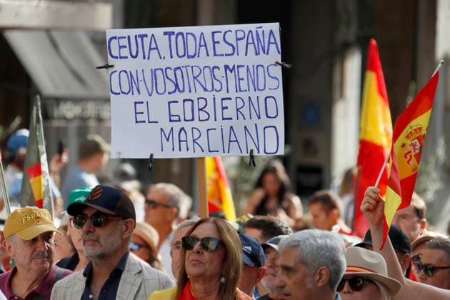 September 26, 2026, Madrid, Community Of Madrid, Spain: Thousands of demonstrators march through central Madrid during the II Marcha por la Dignidad (II March for Dignity) in support of the autonomous city of Ceuta on Saturday, September 26, 2026, in Madrid, Spain. Organized by civil society platforms, the mobilization primarily focused on defending the Spanish borders in North Africa following a wave of irregular migration. The protests were triggered by the border breaches registered on July 30 and 31, 2026, when mass attempts were made to enter the Spanish enclave. As a secondary demand, protesters called for the immediate scheduling of general elections, criticizing the national government s handling of the migration crisis and border  - ZUMAo127 20260926_zep_o127_020 Copyright: xHugoxOrtunox