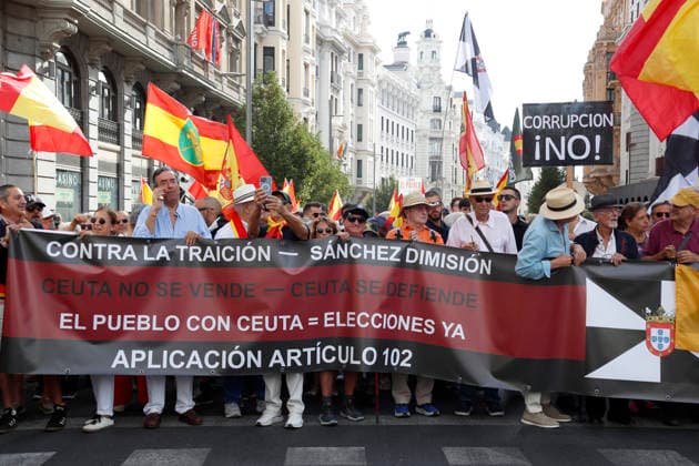 September 26, 2026, Madrid, Community Of Madrid, Spain: Thousands of demonstrators march through central Madrid during the II Marcha por la Dignidad (II March for Dignity) in support of the autonomous city of Ceuta on Saturday, September 26, 2026, in Madrid, Spain. Organized by civil society platforms, the mobilization primarily focused on defending the Spanish borders in North Africa following a wave of irregular migration. The protests were triggered by the border breaches registered on July 30 and 31, 2026, when mass attempts were made to enter the Spanish enclave. As a secondary demand, protesters called for the immediate scheduling of general elections, criticizing the national government s handling of the migration crisis and border  - ZUMAo127 20260926_zep_o127_021 Copyright: xHugoxOrtunox
