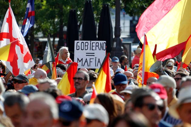 September 26, 2026, Madrid, Community Of Madrid, Spain: Thousands of demonstrators march through central Madrid during the II Marcha por la Dignidad (II March for Dignity) in support of the autonomous city of Ceuta on Saturday, September 26, 2026, in Madrid, Spain. Organized by civil society platforms, the mobilization primarily focused on defending the Spanish borders in North Africa following a wave of irregular migration. The protests were triggered by the border breaches registered on July 30 and 31, 2026, when mass attempts were made to enter the Spanish enclave. As a secondary demand, protesters called for the immediate scheduling of general elections, criticizing the national government s handling of the migration crisis and border  - ZUMAo127 20260926_zep_o127_024 Copyright: xHugoxOrtunox