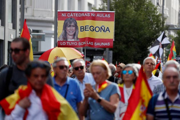 September 26, 2026, Madrid, Community Of Madrid, Spain: Thousands of demonstrators march through central Madrid during the II Marcha por la Dignidad (II March for Dignity) in support of the autonomous city of Ceuta on Saturday, September 26, 2026, in Madrid, Spain. Organized by civil society platforms, the mobilization primarily focused on defending the Spanish borders in North Africa following a wave of irregular migration. The protests were triggered by the border breaches registered on July 30 and 31, 2026, when mass attempts were made to enter the Spanish enclave. As a secondary demand, protesters called for the immediate scheduling of general elections, criticizing the national government s handling of the migration crisis and border  - ZUMAo127 20260926_zep_o127_026 Copyright: xHugoxOrtunox