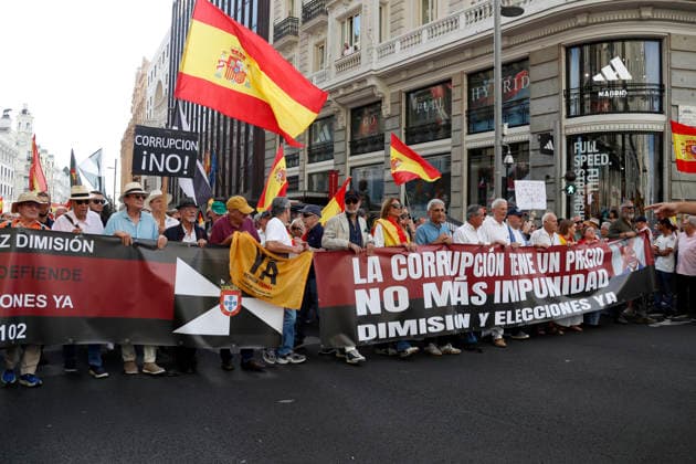 September 26, 2026, Madrid, Community Of Madrid, Spain: Thousands of demonstrators march through central Madrid during the II Marcha por la Dignidad (II March for Dignity) in support of the autonomous city of Ceuta on Saturday, September 26, 2026, in Madrid, Spain. Organized by civil society platforms, the mobilization primarily focused on defending the Spanish borders in North Africa following a wave of irregular migration. The protests were triggered by the border breaches registered on July 30 and 31, 2026, when mass attempts were made to enter the Spanish enclave. As a secondary demand, protesters called for the immediate scheduling of general elections, criticizing the national government s handling of the migration crisis and border  - ZUMAo127 20260926_zep_o127_027 Copyright: xHugoxOrtunox