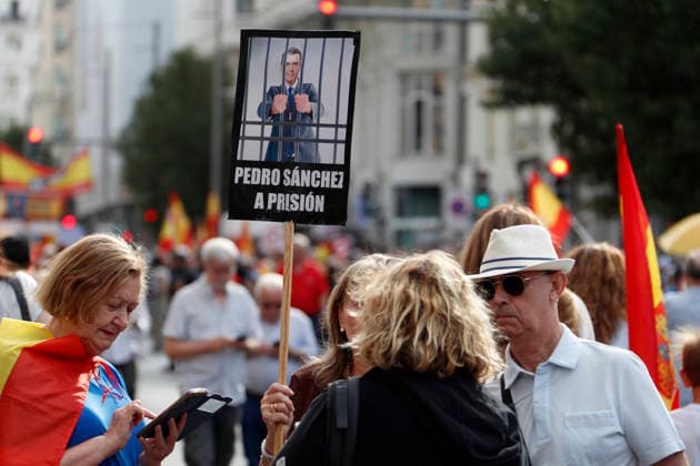 September 26, 2026, Madrid, Community Of Madrid, Spain: Thousands of demonstrators march through central Madrid during the II Marcha por la Dignidad (II March for Dignity) in support of the autonomous city of Ceuta on Saturday, September 26, 2026, in Madrid, Spain. Organized by civil society platforms, the mobilization primarily focused on defending the Spanish borders in North Africa following a wave of irregular migration. The protests were triggered by the border breaches registered on July 30 and 31, 2026, when mass attempts were made to enter the Spanish enclave. As a secondary demand, protesters called for the immediate scheduling of general elections, criticizing the national government s handling of the migration crisis and border  - ZUMAo127 20260926_zep_o127_028 Copyright: xHugoxOrtunox
