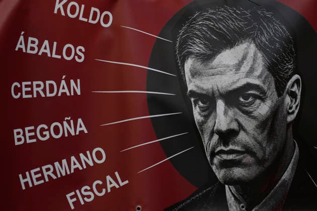 September 26, 2026, Madrid, Community Of Madrid, Spain: Thousands of demonstrators march through central Madrid during the II Marcha por la Dignidad (II March for Dignity) in support of the autonomous city of Ceuta on Saturday, September 26, 2026, in Madrid, Spain. Organized by civil society platforms, the mobilization primarily focused on defending the Spanish borders in North Africa following a wave of irregular migration. The protests were triggered by the border breaches registered on July 30 and 31, 2026, when mass attempts were made to enter the Spanish enclave. As a secondary demand, protesters called for the immediate scheduling of general elections, criticizing the national government s handling of the migration crisis and border  - ZUMAo127 20260926_zep_o127_031 Copyright: xHugoxOrtunox