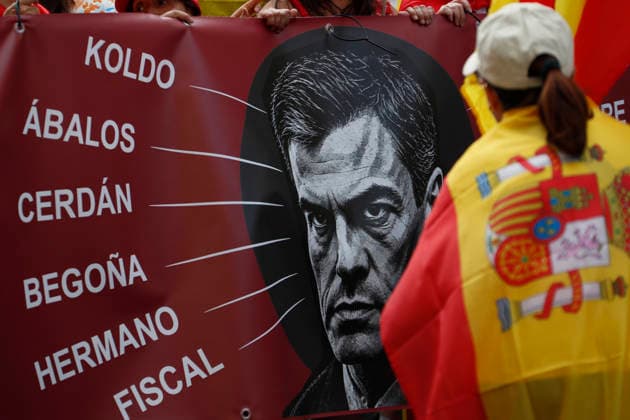 September 26, 2026, Madrid, Community Of Madrid, Spain: Thousands of demonstrators march through central Madrid during the II Marcha por la Dignidad (II March for Dignity) in support of the autonomous city of Ceuta on Saturday, September 26, 2026, in Madrid, Spain. Organized by civil society platforms, the mobilization primarily focused on defending the Spanish borders in North Africa following a wave of irregular migration. The protests were triggered by the border breaches registered on July 30 and 31, 2026, when mass attempts were made to enter the Spanish enclave. As a secondary demand, protesters called for the immediate scheduling of general elections, criticizing the national government s handling of the migration crisis and border  - ZUMAo127 20260926_zep_o127_032 Copyright: xHugoxOrtunox