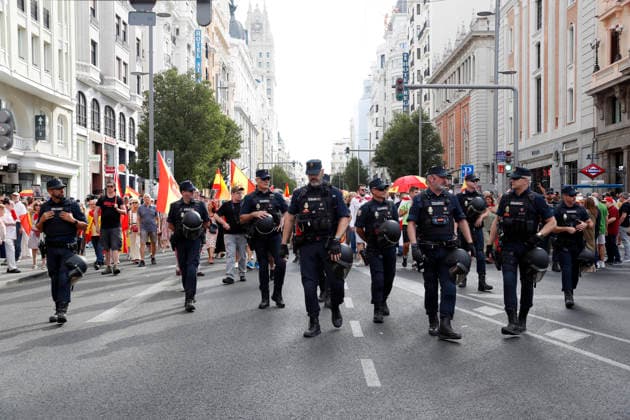 September 26, 2026, Madrid, Community Of Madrid, Spain: Thousands of demonstrators march through central Madrid during the II Marcha por la Dignidad (II March for Dignity) in support of the autonomous city of Ceuta on Saturday, September 26, 2026, in Madrid, Spain. Organized by civil society platforms, the mobilization primarily focused on defending the Spanish borders in North Africa following a wave of irregular migration. The protests were triggered by the border breaches registered on July 30 and 31, 2026, when mass attempts were made to enter the Spanish enclave. As a secondary demand, protesters called for the immediate scheduling of general elections, criticizing the national government s handling of the migration crisis and border  - ZUMAo127 20260926_zep_o127_034 Copyright: xHugoxOrtunox