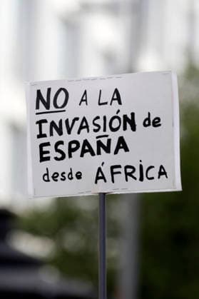 September 26, 2026, Madrid, Community Of Madrid, Spain: Thousands of demonstrators march through central Madrid during the II Marcha por la Dignidad (II March for Dignity) in support of the autonomous city of Ceuta on Saturday, September 26, 2026, in Madrid, Spain. Organized by civil society platforms, the mobilization primarily focused on defending the Spanish borders in North Africa following a wave of irregular migration. The protests were triggered by the border breaches registered on July 30 and 31, 2026, when mass attempts were made to enter the Spanish enclave. As a secondary demand, protesters called for the immediate scheduling of general elections, criticizing the national government s handling of the migration crisis and border - ZUMAo127 20260926_zep_o127_050 Copyright: xHugoxOrtunox