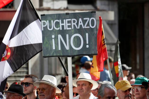 September 26, 2026, Madrid, Community Of Madrid, Spain: Thousands of demonstrators march through central Madrid during the II Marcha por la Dignidad (II March for Dignity) in support of the autonomous city of Ceuta on Saturday, September 26, 2026, in Madrid, Spain. Organized by civil society platforms, the mobilization primarily focused on defending the Spanish borders in North Africa following a wave of irregular migration. The protests were triggered by the border breaches registered on July 30 and 31, 2026, when mass attempts were made to enter the Spanish enclave. As a secondary demand, protesters called for the immediate scheduling of general elections, criticizing the national government s handling of the migration crisis and border - ZUMAo127 20260926_zep_o127_016 Copyright: xHugoxOrtunox