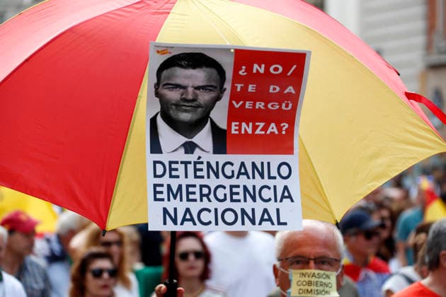 September 26, 2026, Madrid, Community Of Madrid, Spain: Thousands of demonstrators march through central Madrid during the II Marcha por la Dignidad (II March for Dignity) in support of the autonomous city of Ceuta on Saturday, September 26, 2026, in Madrid, Spain. Organized by civil society platforms, the mobilization primarily focused on defending the Spanish borders in North Africa following a wave of irregular migration. The protests were triggered by the border breaches registered on July 30 and 31, 2026, when mass attempts were made to enter the Spanish enclave. As a secondary demand, protesters called for the immediate scheduling of general elections, criticizing the national government s handling of the migration crisis and border  - ZUMAo127 20260926_zep_o127_036 Copyright: xHugoxOrtunox