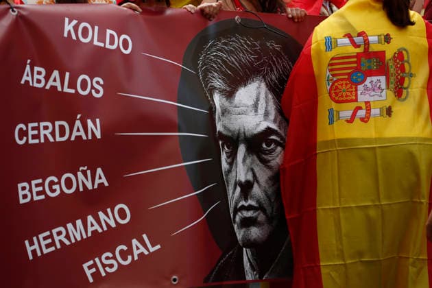 September 26, 2026, Madrid, Community Of Madrid, Spain: Thousands of demonstrators march through central Madrid during the II Marcha por la Dignidad (II March for Dignity) in support of the autonomous city of Ceuta on Saturday, September 26, 2026, in Madrid, Spain. Organized by civil society platforms, the mobilization primarily focused on defending the Spanish borders in North Africa following a wave of irregular migration. The protests were triggered by the border breaches registered on July 30 and 31, 2026, when mass attempts were made to enter the Spanish enclave. As a secondary demand, protesters called for the immediate scheduling of general elections, criticizing the national government s handling of the migration crisis and border  - ZUMAo127 20260926_zep_o127_038 Copyright: xHugoxOrtunox