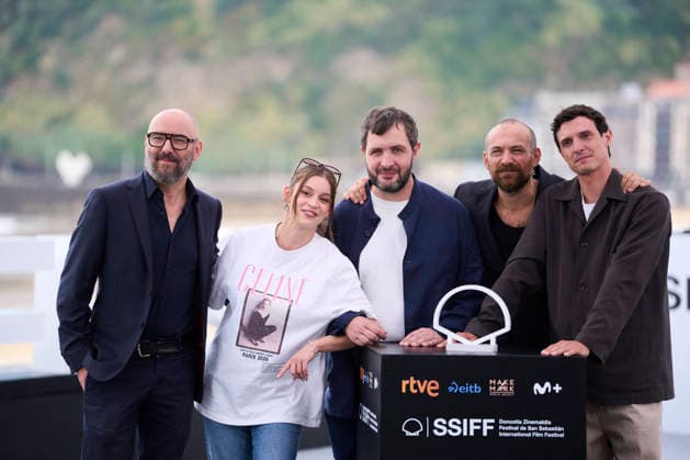 San Sebastian - Le Faux Soir Photocal Arieh Worthalter, Mara Taquin, Michaël R. Roskam, Karim Leklou, Julien Frison attended Le Faux Soir Photocall during 74th San Sebastian International Film Festival at Kursaal Palace on September 26, 2026 in Donostia San Sebastian, Spain Photo by ABACAPRESS.COM San Sebastian Euskadi Spain  Copyright: xABACAx