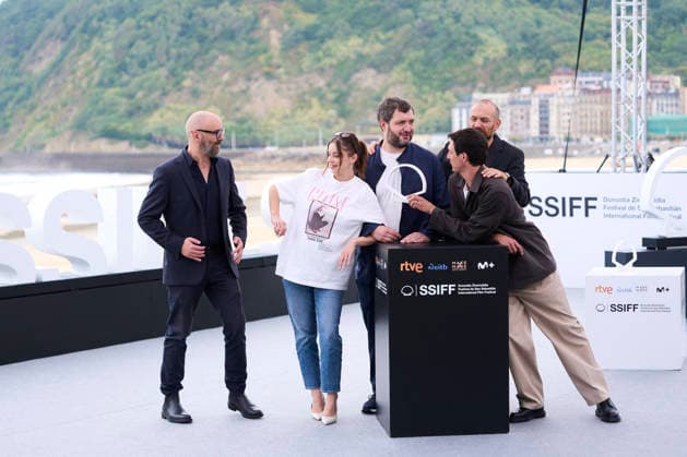 San Sebastian - Le Faux Soir Photocal Arieh Worthalter, Mara Taquin, Michaël R. Roskam, Karim Leklou, Julien Frison attended Le Faux Soir Photocall during 74th San Sebastian International Film Festival at Kursaal Palace on September 26, 2026 in Donostia San Sebastian, Spain Photo by ABACAPRESS.COM San Sebastian Euskadi Spain  Copyright: xABACAx