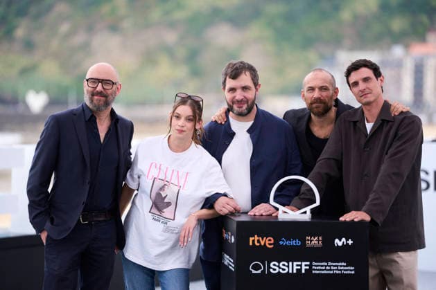 San Sebastian - Le Faux Soir Photocal Arieh Worthalter, Mara Taquin, Michaël R. Roskam, Karim Leklou, Julien Frison attended Le Faux Soir Photocall during 74th San Sebastian International Film Festival at Kursaal Palace on September 26, 2026 in Donostia San Sebastian, Spain Photo by ABACAPRESS.COM San Sebastian Euskadi Spain  Copyright: xABACAx