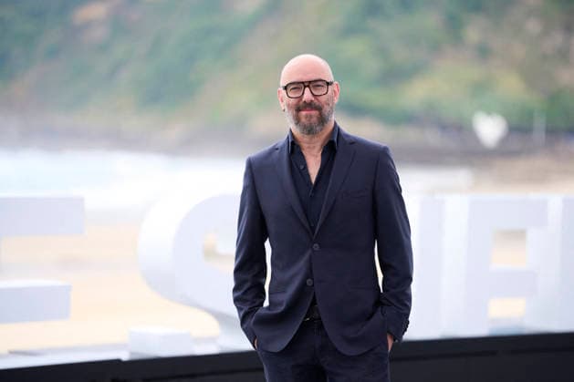 San Sebastian - Le Faux Soir Photocal Michaël R. Roskam attended Le Faux Soir Photocall during 74th San Sebastian International Film Festival at Kursaal Palace on September 26, 2026 in Donostia San Sebastian, Spain Photo by ABACAPRESS.COM San Sebastian Euskadi Spain  Copyright: xABACAx