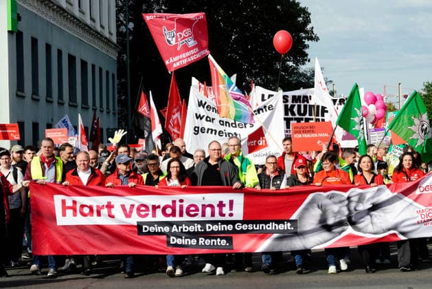 Demonstrationszug auf dem DGB-Protesttag gegen die Reformvorhaben der Bundesregierung im sozialen Bereich, aufgenommen in Essen (Foto vom 26.09.2026). Die Vorsitzende des Deutschen Gewerkschaftsbunds (DGB), Yasmin Fahimi (1. Reihe, 5.v.l.), wirbt fuer gemeinsam und sozial gerecht gestaltete Reformen in Deutschland. Wir sind bereit fuer Veraenderung , sagte sie am 26.09.2026 beim DGB-Protesttag gegen die Reformvorhaben der Bundesregierung im sozialen Bereich auf dem Essener Burgplatz. Aber nicht, indem unsere Rechte geschliffen, unsere soziale Sicherheit gekuerzt und unsere Lebensleistung entwertet werden. Laut DGB gingen in 15 Staedten deutschlandweit Tausende Menschen auf die Strasse. (Siehe epd-Meldung vom 26.09.2026) EDITORIAL USE ONL Copyright: epd-bild FriedrichxStark epd-DBG_Demo_Essen4 - Kopieren
