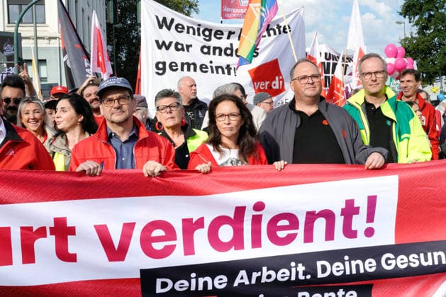 Demonstrationszug auf dem DGB-Protesttag gegen die Reformvorhaben der Bundesregierung im sozialen Bereich, aufgenommen in Essen (Foto vom 26.09.2026, im Bild: Thorben Albrecht, Vorsitzender des DGB NRW (1.v.l.) und DGB-Vorsitzende Yasmin Fahimi (2.v.l.)). Die Vorsitzende des Deutschen Gewerkschaftsbunds (DGB), Yasmin Fahimi, wirbt fuer gemeinsam und sozial gerecht gestaltete Reformen in Deutschland. Wir sind bereit fuer Veraenderung , sagte sie am 26.09.2026 beim DGB-Protesttag gegen die Reformvorhaben der Bundesregierung im sozialen Bereich auf dem Essener Burgplatz. Aber nicht, indem unsere Rechte geschliffen, unsere soziale Sicherheit gekuerzt und unsere Lebensleistung entwertet werden. Laut DGB gingen in 15 Staedten deutschlandweit T Copyright: epd-bild FriedrichxStark epd-DBG_Demo_Essen7 - Kopieren
