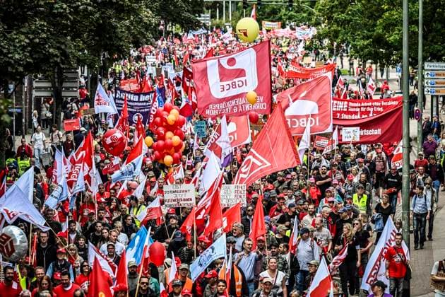 Große Demonstration mit über 10000 Tausenden Demonstranten orgaisiert vom DGB. Die Demonstration zog von der Altendorferstraße in Richtung Innenstadt und endete auf dem Burgplatz mit einer Kundgebung. Das Motto: Hart verdient! Die Demo richtet sich gegen das Rerormpaket der Bundesregierung unter Bundeskanzler Merz. ** NUR FÜR REDAKTIONELLE ZWECKE ** EDITORIAL USE ONLY **<p>Tausende Demonstranten ziehen über die Straße mit Plakaten und Fahnen am Samstag, dem 26 09 2026. Große Demonstration mit über 10000 Tausenden Demonstranten orgaisiert vom DGB. Die Demonstration zog von der Altendorferstraße in Richtung Innenstadt und endete auf dem Burgplatz mit einer Kundgebung. Das Motto: Hart verdient! Die Demo richtet sich gegen das Rerormp Copyright: KerstinxKokoska doc87rpfzzf3921mby31aa6 ,EDITORIAL USE ONLY
