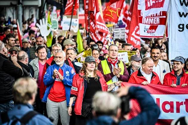 Große Demonstration mit über 10000 Tausenden Demonstranten orgaisiert vom DGB. Die Demonstration zog von der Altendorferstraße in Richtung Innenstadt und endete auf dem Burgplatz mit einer Kundgebung. Das Motto: Hart verdient! Die Demo richtet sich gegen das Rerormpaket der Bundesregierung unter Bundeskanzler Merz. ** NUR FÜR REDAKTIONELLE ZWECKE ** EDITORIAL USE ONLY **<p>Tausende Demonstranten ziehen über die Straße mit Plakaten und Fahnen am Samstag, dem 26 09 2026. Große Demonstration mit über 10000 Tausenden Demonstranten orgaisiert vom DGB. Die Demonstration zog von der Altendorferstraße in Richtung Innenstadt und endete auf dem Burgplatz mit einer Kundgebung. Das Motto: Hart verdient! Die Demo richtet sich gegen das Rerormp Copyright: KerstinxKokoska doc87rpftioksy1mamp7nof ,EDITORIAL USE ONLY