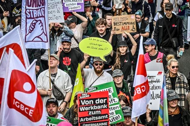 Große Demonstration mit über 10000 Tausenden Demonstranten orgaisiert vom DGB. Die Demonstration zog von der Altendorferstraße in Richtung Innenstadt und endete auf dem Burgplatz mit einer Kundgebung. Das Motto: Hart verdient! Die Demo richtet sich gegen das Rerormpaket der Bundesregierung unter Bundeskanzler Merz. ** NUR FÜR REDAKTIONELLE ZWECKE ** EDITORIAL USE ONLY **<p>Tausende Demonstranten ziehen über die Straße mit Plakaten und Fahnen am Samstag, dem 26 09 2026. Große Demonstration mit über 10000 Tausenden Demonstranten orgaisiert vom DGB. Die Demonstration zog von der Altendorferstraße in Richtung Innenstadt und endete auf dem Burgplatz mit einer Kundgebung. Das Motto: Hart verdient! Die Demo richtet sich gegen das Rerormp Copyright: KerstinxKokoska doc87rpfwi8ie856hs6a9g ,EDITORIAL USE ONLY