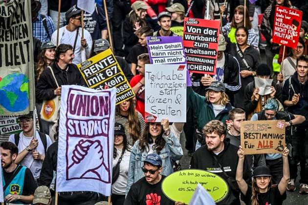 Große Demonstration mit über 10000 Tausenden Demonstranten orgaisiert vom DGB. Die Demonstration zog von der Altendorferstraße in Richtung Innenstadt und endete auf dem Burgplatz mit einer Kundgebung. Das Motto: Hart verdient! Die Demo richtet sich gegen das Rerormpaket der Bundesregierung unter Bundeskanzler Merz. ** NUR FÜR REDAKTIONELLE ZWECKE ** EDITORIAL USE ONLY **<p>Tausende Demonstranten ziehen über die Straße mit Plakaten und Fahnen am Samstag, dem 26 09 2026. Große Demonstration mit über 10000 Tausenden Demonstranten orgaisiert vom DGB. Die Demonstration zog von der Altendorferstraße in Richtung Innenstadt und endete auf dem Burgplatz mit einer Kundgebung. Das Motto: Hart verdient! Die Demo richtet sich gegen das Rerormp Copyright: KerstinxKokoska doc87rpfwj091u9z78jnhm ,EDITORIAL USE ONLY