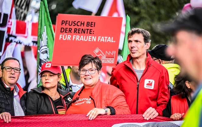 Große Demonstration mit über 10000 Tausenden Demonstranten orgaisiert vom DGB. Die Demonstration zog von der Altendorferstraße in Richtung Innenstadt und endete auf dem Burgplatz mit einer Kundgebung. Das Motto: Hart verdient! Die Demo richtet sich gegen das Rerormpaket der Bundesregierung unter Bundeskanzler Merz. ** NUR FÜR REDAKTIONELLE ZWECKE ** EDITORIAL USE ONLY **<p>Tausende Demonstranten ziehen über die Straße mit Plakaten und Fahnen am Samstag, dem 26 09 2026. Große Demonstration mit über 10000 Tausenden Demonstranten orgaisiert vom DGB. Die Demonstration zog von der Altendorferstraße in Richtung Innenstadt und endete auf dem Burgplatz mit einer Kundgebung. Das Motto: Hart verdient! Die Demo richtet sich gegen das Rerormp Copyright: KerstinxKokoska doc87rpfte56lj1c64ecnl1 ,EDITORIAL USE ONLY