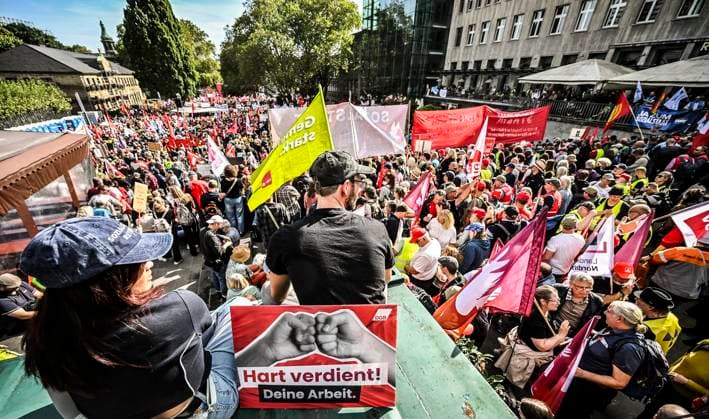 Große Demonstration mit über 10000 Tausenden Demonstranten orgaisiert vom DGB. Die Demonstration zog von der Altendorferstraße in Richtung Innenstadt und endete auf dem Burgplatz mit einer Kundgebung. Das Motto: Hart verdient! Die Demo richtet sich gegen das Rerormpaket der Bundesregierung unter Bundeskanzler Merz. ** NUR FÜR REDAKTIONELLE ZWECKE ** EDITORIAL USE ONLY **<p>Tausende Demonstranten demonstrieren auf dem Burgplatz am Samstag, dem 26 09 2026. Große Demonstration mit über 10000 Tausenden Demonstranten orgaisiert vom DGB. Die Demonstration zog von der Altendorferstraße in Richtung Innenstadt und endete auf dem Burgplatz mit einer Kundgebung. Das Motto: Hart verdient! Die Demo richtet sich gegen das Rerormpaket der Bundesr Copyright: KerstinxKokoska doc87rphnyfx021vs52d4j ,EDITORIAL USE ONLY