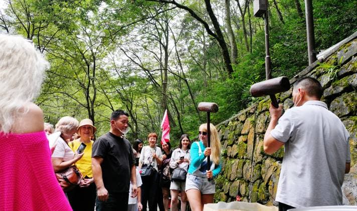 ZHANGJIAJIE, CHINA - SEPTEMBER 26: Tourists enjoy the scenic landscape at Zhangjiajie National Forest Park during the Mid-Autumn Festival holiday on September 26, 2026 in Zhangjiajie, Hunan Province of China. The park features unique quartz-sandstone peak forest landforms that attract visitors from home and abroad.  Copyright: xVCGx 111669753043