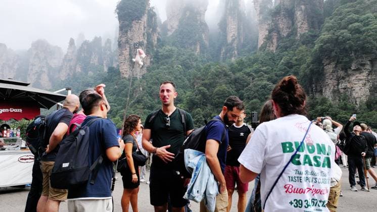 ZHANGJIAJIE, CHINA - SEPTEMBER 26: Tourists visit Zhangjiajie National Forest Park during the Mid-Autumn Festival holiday on September 26, 2026 in Zhangjiajie, Hunan Province of China. The park features lush green mountains and clear autumn skies.  Copyright: xVCGx 111669753029