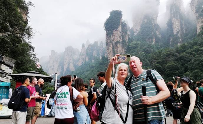 ZHANGJIAJIE, CHINA - SEPTEMBER 26: Tourists visit Zhangjiajie National Forest Park during the Mid-Autumn Festival holiday on September 26, 2026 in Zhangjiajie, Hunan Province of China. The park features lush green mountains and clear autumn skies.  Copyright: xVCGx 111669753030