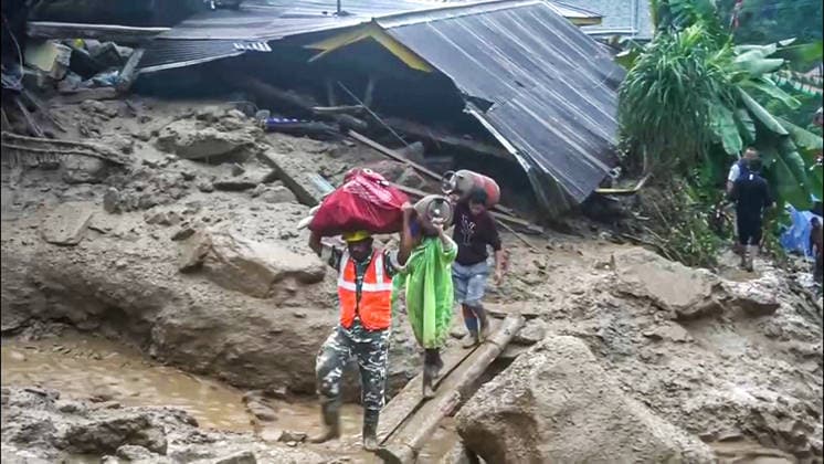 RECORD DATE NOT STATED Security Personnel, Locals Carry Essentials Through Mudslide Zone in Sikkim™s Rimbi Sikkim, Sep 26 (ANI): A security personnel and local residents carry household items and LPG cylinders while navigating a mudslide zone after incessant heavy rainfall triggered a major landslide in Rimbi village on Saturday. (ANI Video Grab) Sikkim India Copyright: xANIx ANI_20260926164