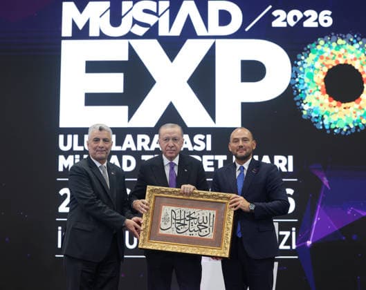 Turkish President Recep Tayyip Erdogan ISTANBUL, TURKIYE - SEPTEMBER 26: (----EDITORIAL USE ONLY - MANDATORY CREDIT - TURKISH PRESIDENCY MURAT KULA HANDOUT - NO MARKETING NO ADVERTISING CAMPAIGNS - DISTRIBUTED AS A SERVICE TO CLIENTS----) Turkish President Recep Tayyip Erdogan attends the closing program of the 21st MUSIAD Expo International Trade Fair and the 29th International Business Forum at the Istanbul Expo Center in Istanbul, Turkiye, on September 26, 2026. Minister of Trade Omer Bolat (L) and MUSIAD President Burhan Ozdemir (R) presented a gift to President Erdogan. TUR Presidency Murat Kula Handout Anadolu Istanbul Turkey. Editorial use only. Please get in touch for any other usage.  Copyright: x2026xAnadoluxTURxPresidencyx xMuratxKulax xHandoutx