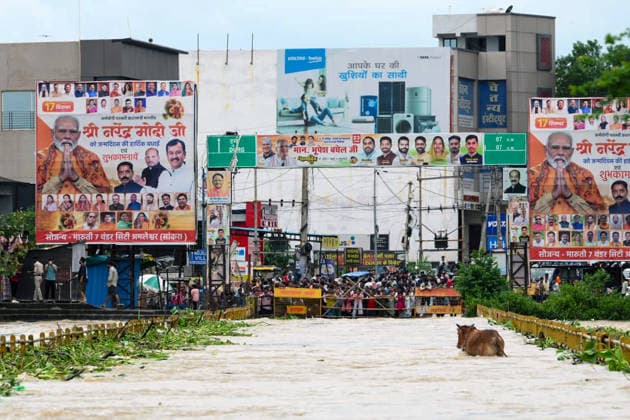 RECORD DATE NOT STATED Kharun River Flow Over the Bridge at Mahadev Ghat Due to Continuous Rainfall Raipur, Sep 26 (ANI): People look the glimpse of the river Kharun flowing over the bridge at Mahadev Ghat due to continuous rainfall for over 24 hours, in Raipur on Saturday. Raipur Chhattisgarh India Copyright: xANIx ANI_20260926200