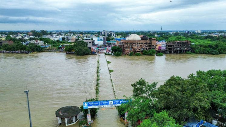 RECORD DATE NOT STATED Kharun River Flow Over the Bridge at Mahadev Ghat Due to Continuous Rainfall Raipur, Sep 26 (ANI): An aerial view of Mahadev Ghat where the Kharun River flow over the bridge due to continuous rainfall for over 24 hours, in Raipur on Saturday. Raipur Chhattisgarh India Copyright: xANIx ANI_20260926201