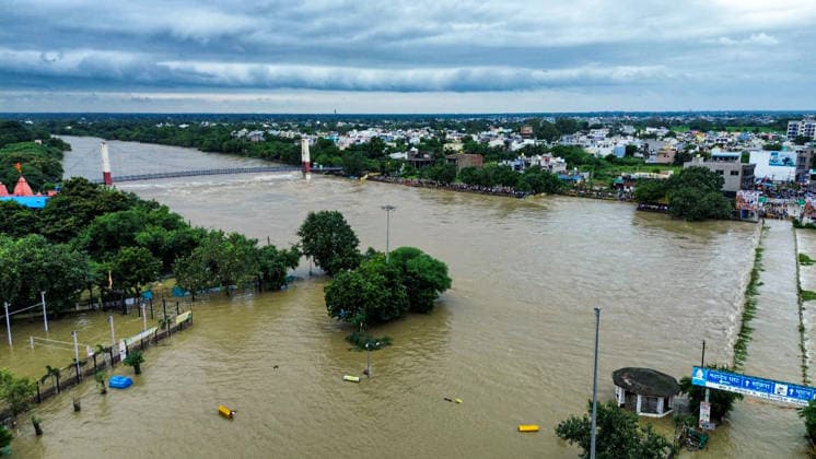 RECORD DATE NOT STATED Kharun River Flow Over the Bridge at Mahadev Ghat Due to Continuous Rainfall Raipur, Sep 26 (ANI): An aerial view of Mahadev Ghat where the Kharun River flow over the bridge due to continuous rainfall for over 24 hours, in Raipur on Saturday. Raipur Chhattisgarh India Copyright: xANIx ANI_20260926202