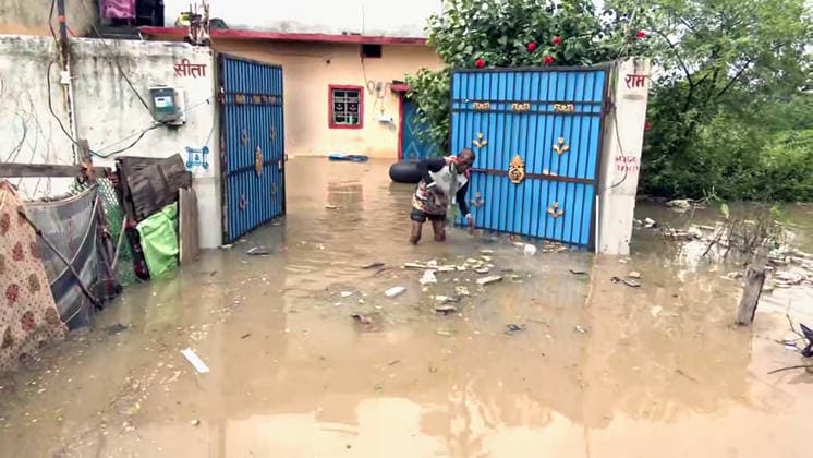 RECORD DATE NOT STATED Man Wades Through Waist Deep Water as River Kharun Overflows in Raipur Raipur, Sep 26 (ANI): A man stands in waist-deep water outside a house flooded by the overflowing River Kharun in Bana village on the outskirts of Raipur following continuous heavy downpours, in Raipur on Saturday. (ANI Video Grab) Raipur Chattishgarh India Copyright: xANIx ANI_20260926203