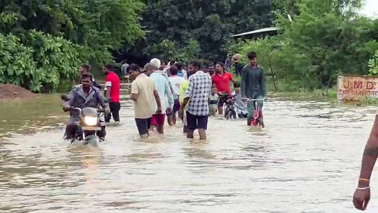 RECORD DATE NOT STATED People Wade Through Floodwaters as Motorcyclist Navigates Submerged Road in Raipur Raipur, Sep 26 (ANI): People wade through floodwaters while a commuter rides a motorcycle on a heavily submerged road after the Kharun River overflowed following continuous heavy downpours, in Raipur on Saturday. (ANI Video Grab) Raipur Chattishgarh India Copyright: xANIx ANI_20260926215