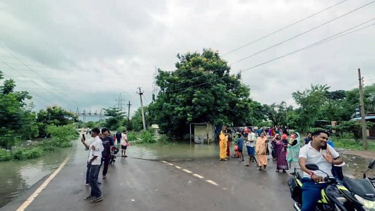 RECORD DATE NOT STATED People Gather Near Waterlogged Areas as Kharun River Overflows in Raipur Raipur, Sep 26 (ANI): People gather on a dry stretch of road near a heavily waterlogged area after the Kharun River overflowed and flooded nearby sectors following continuous heavy rainfall, in Raipur on Saturday. (ANI Video Grab) Raipur Chattishgarh India Copyright: xANIx ANI_20260926216