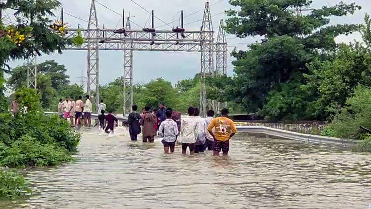 RECORD DATE NOT STATED Residents Wade Through Knee Deep Floodwaters as Kharun River Overflows in Raipur Raipur, Sep 26 (ANI): Local residents wade through knee-deep floodwaters after the Kharun River overflowed into nearby residential areas following continuous heavy rainfall during the last 24 hours, in Raipur on Saturday. (ANI Video Grab) Raipur Chattishgarh India Copyright: xANIx ANI_20260926217