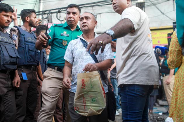 September 26, 2026, Dhaka, Dhaka, Bangladesh: Police detain more than 100 people from the headquarters of the Jatiya Samajtantrik Dal (JSD) in Dhaka, Bangladesh, on September 26, 2026, on suspicion of being leaders and activists of the Awami League, whose activities are currently banned in Bangladesh. Dhaka Bangladesh - ZUMAj163 20260926_zip_j163_024 Copyright: xAbuxSufianxJewelx