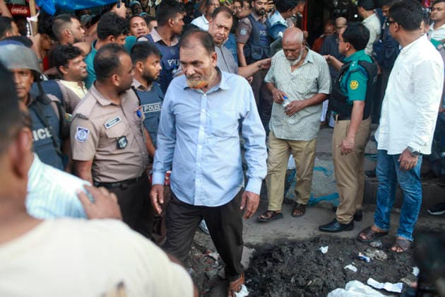 September 26, 2026, Dhaka, Dhaka, Bangladesh: Police detain more than 100 people from the headquarters of the Jatiya Samajtantrik Dal (JSD) in Dhaka, Bangladesh, on September 26, 2026, on suspicion of being leaders and activists of the Awami League, whose activities are currently banned in Bangladesh. Dhaka Bangladesh  - ZUMAj163 20260926_zip_j163_031 Copyright: xAbuxSufianxJewelx