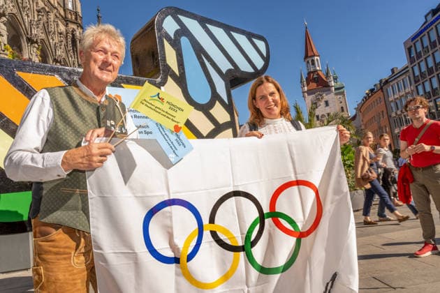 München wird deutscher Olympia-Bewerber, Verena Dietl, Sportbürgermeisterin der Stadt München, bei einer spontanen kleinen Feier vor Olympia-Maskottchen Dackel Waldi auf dem Marienplatz, München, 26. September 2026 Deutschland, München, 26. September 2026, Münchner Olympia-Bewerbung erfolgreich, München wird deutscher Olympia-Bewerber, Verena Dietl, Sportbürgermeisterin der Stadt München, 3. Bürgermeisterin, bei einer spontanen kleinen Feier mit Statement auf dem Marienplatz, mit dabei links ist Peter Mösbauer, Teil des Kommunikationsteams des BLSV, der die Olympia-Bewerbung unterstützt hat, Olympische Flagge, Olympia-Maskottchen Dackel Waldi auf dem Marienplatz, Münchner Olympia-Bewerbung mit drei Meter hohem Riesen-Dackel, Ma