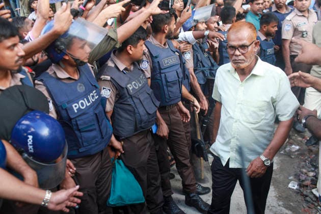 September 26, 2026, Dhaka, Dhaka, Bangladesh: Police detain more than 100 people from the headquarters of the Jatiya Samajtantrik Dal (JSD) in Dhaka, Bangladesh, on September 26, 2026, on suspicion of being leaders and activists of the Awami League, whose activities are currently banned in Bangladesh. Dhaka Bangladesh - ZUMAj163 20260926_zip_j163_022 Copyright: xAbuxSufianxJewelx