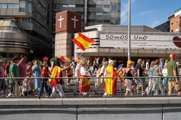 IPA88996431 - MADRID, SPAIN. SEPTEMBER 26, 2026. Demonstrators wave Spanish flags and hold banners during a protest in central Madrid against the government of Spanish Prime Minister Pedro Sanchez. The demonstration, organized by Sociedad Civil Espanola and supported by the Partido Popular (PP) and Vox, called for early general elections and criticized the government™s handling of the migration crisis in Ceuta. The march began at Plaza de Cibeles and ended in the Moncloa area. According to Madrid™s Government Delegation, approximately 20,000 people attended the demonstration.  Copyright: xFrancescoxMilitelloxMirtox xx IPA88996431