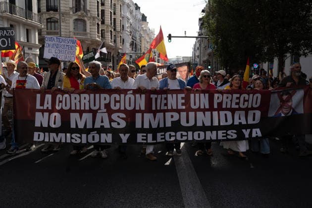 IPA88996374 - MADRID, SPAIN. SEPTEMBER 26, 2026. Demonstrators wave Spanish flags and hold banners during a protest in central Madrid against the government of Spanish Prime Minister Pedro Sanchez. The demonstration, organized by Sociedad Civil Espanola and supported by the Partido Popular (PP) and Vox, called for early general elections and criticized the government™s handling of the migration crisis in Ceuta. The march began at Plaza de Cibeles and ended in the Moncloa area. According to Madrid™s Government Delegation, approximately 20,000 people attended the demonstration.  Copyright: xFrancescoxMilitelloxMirtox xx IPA88996374